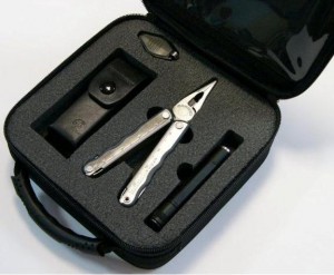 Набор Leatherman Kick + фонарь Inova X1 (в подарочном кейсе).. Кликните для просмотра в большом размере.